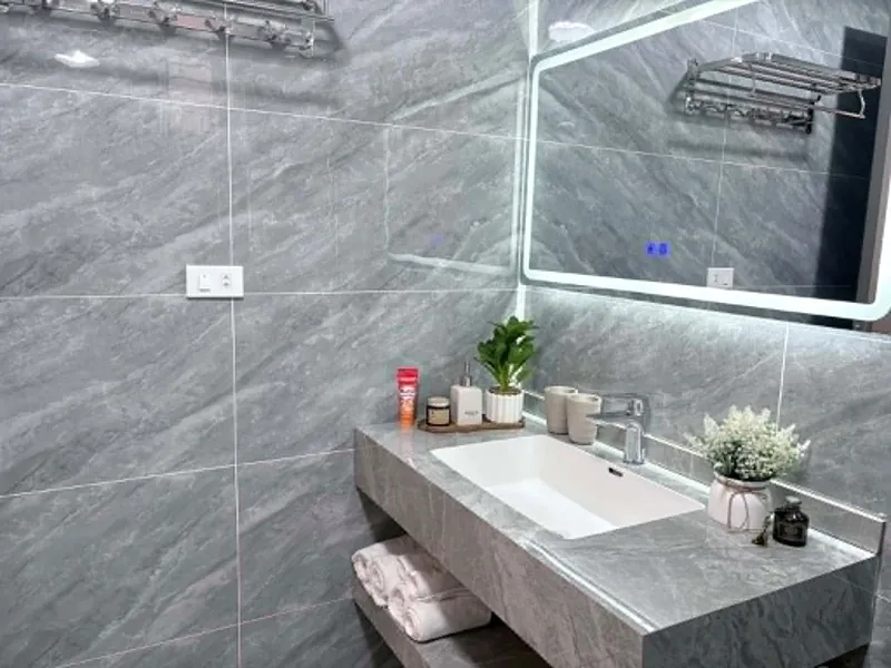 Nhà vệ sinh khép kín với gương đèn LED
